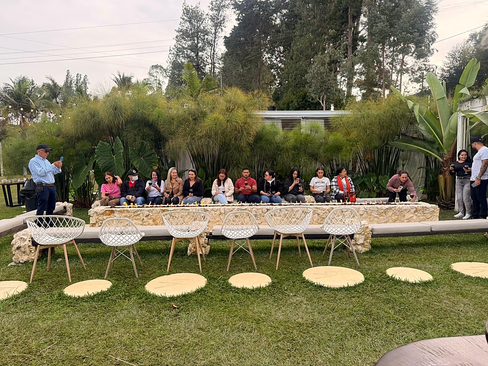 Almuerzo de empresa en el jardín