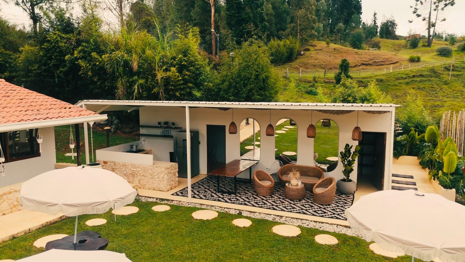 Zonas comunes con sala exterior, arcos y cocina equipada