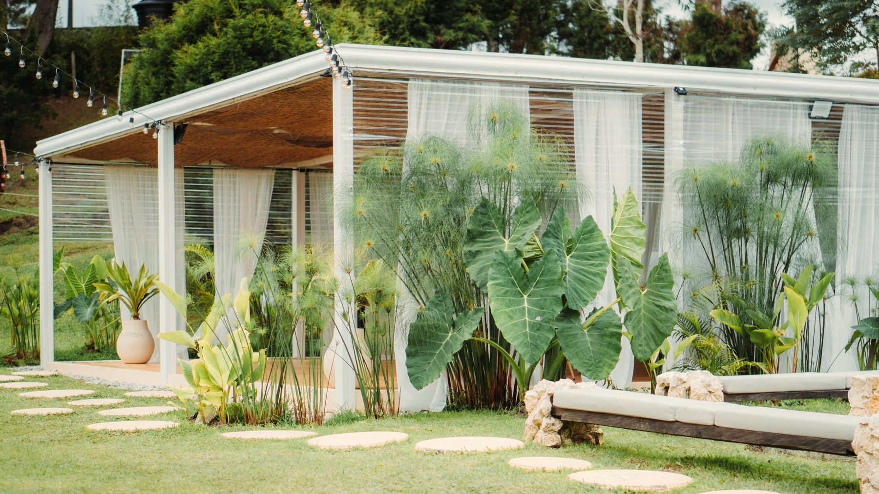 El Nido rodeado del jardín balinés