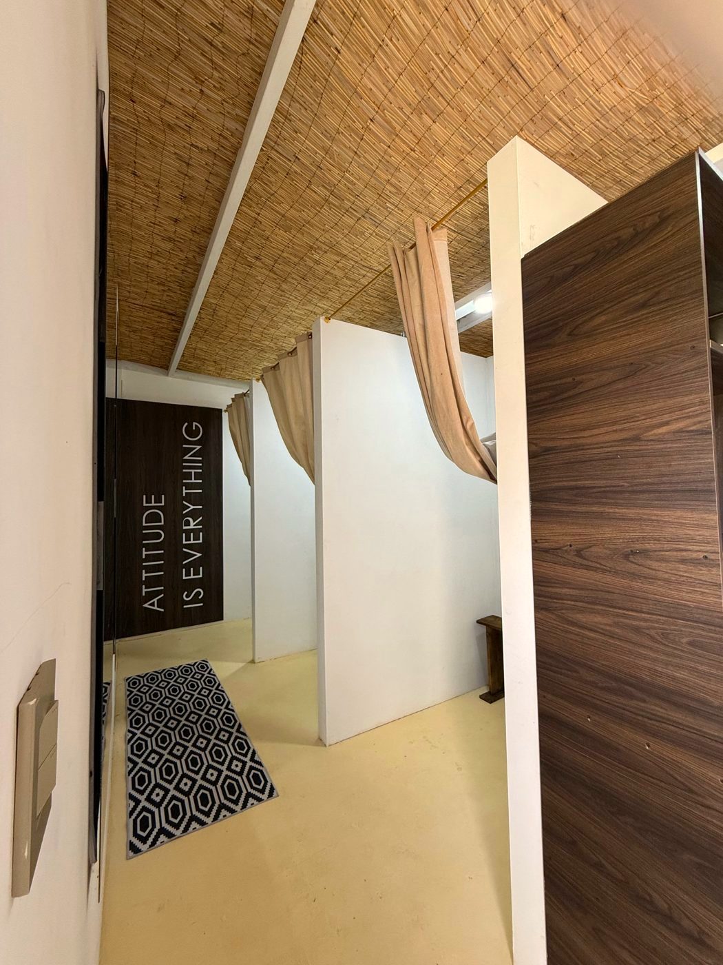 Tres vestieres con cortinas y techo de esterilla