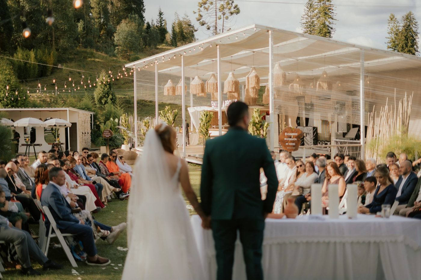 Los novios de espaldas frente a sus invitados