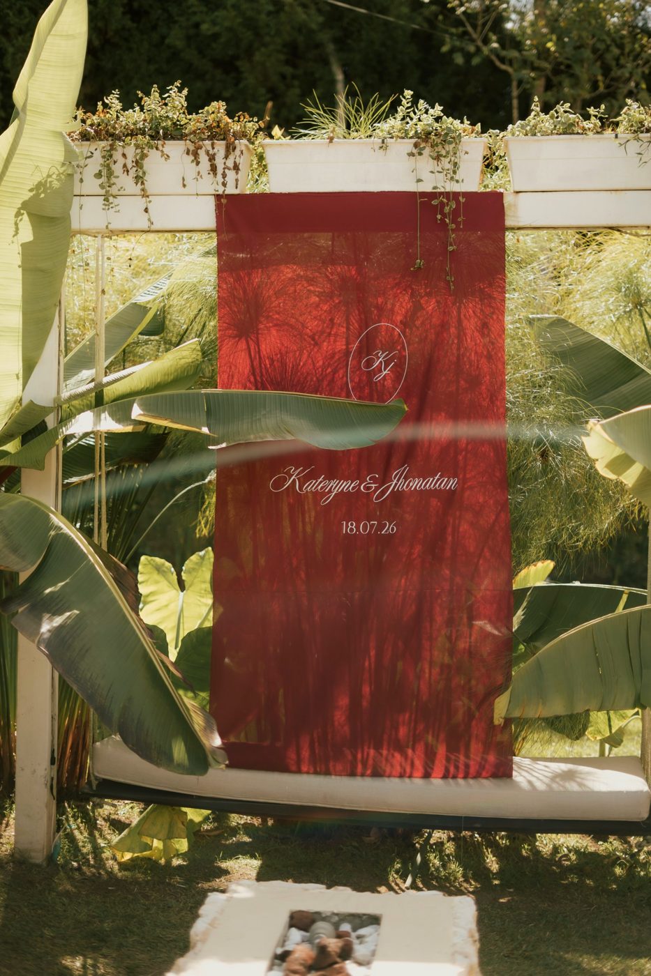 Columpio decorado con el nombre de los novios