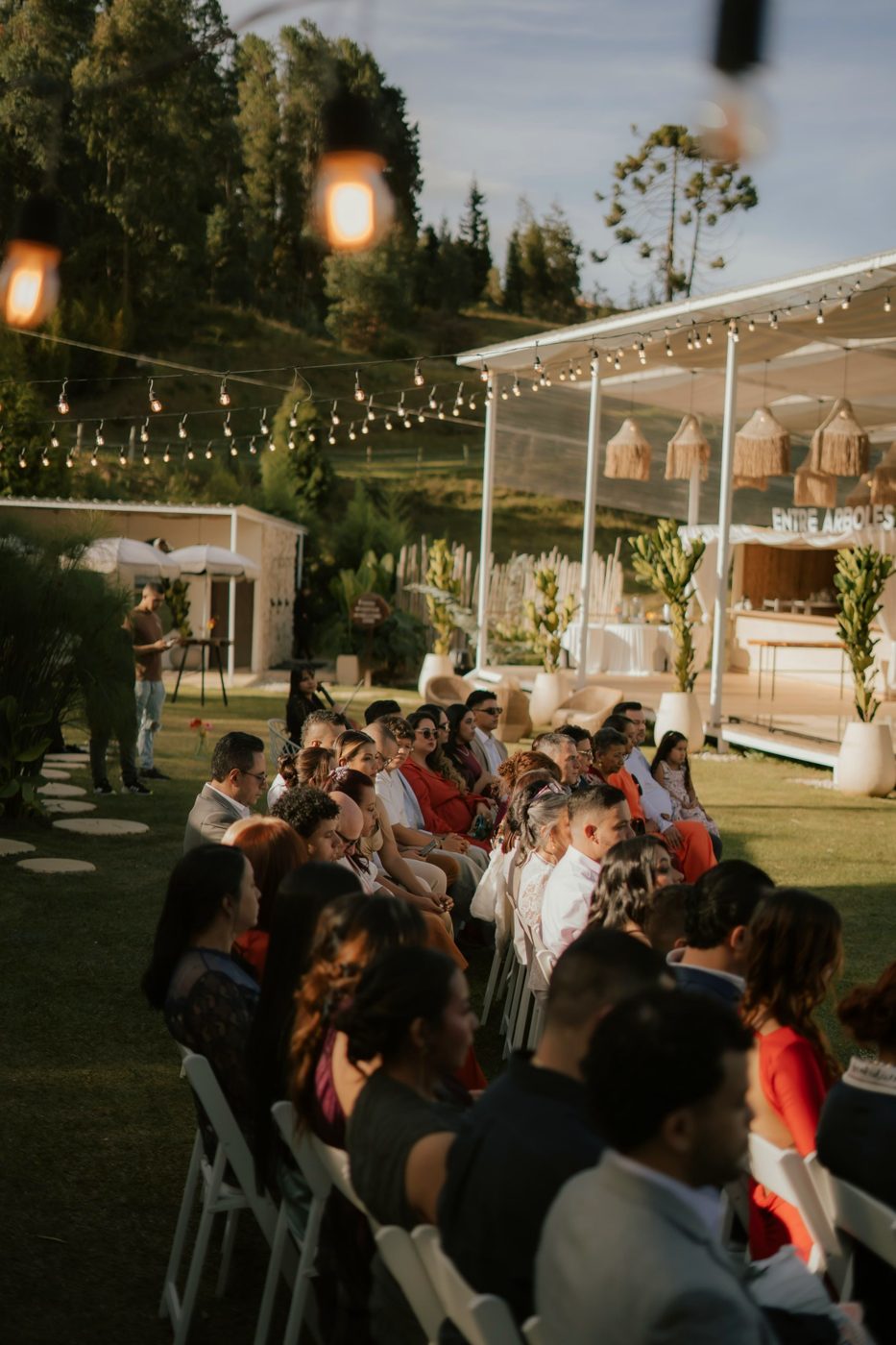 Invitados en la ceremonia frente a la Cumbre