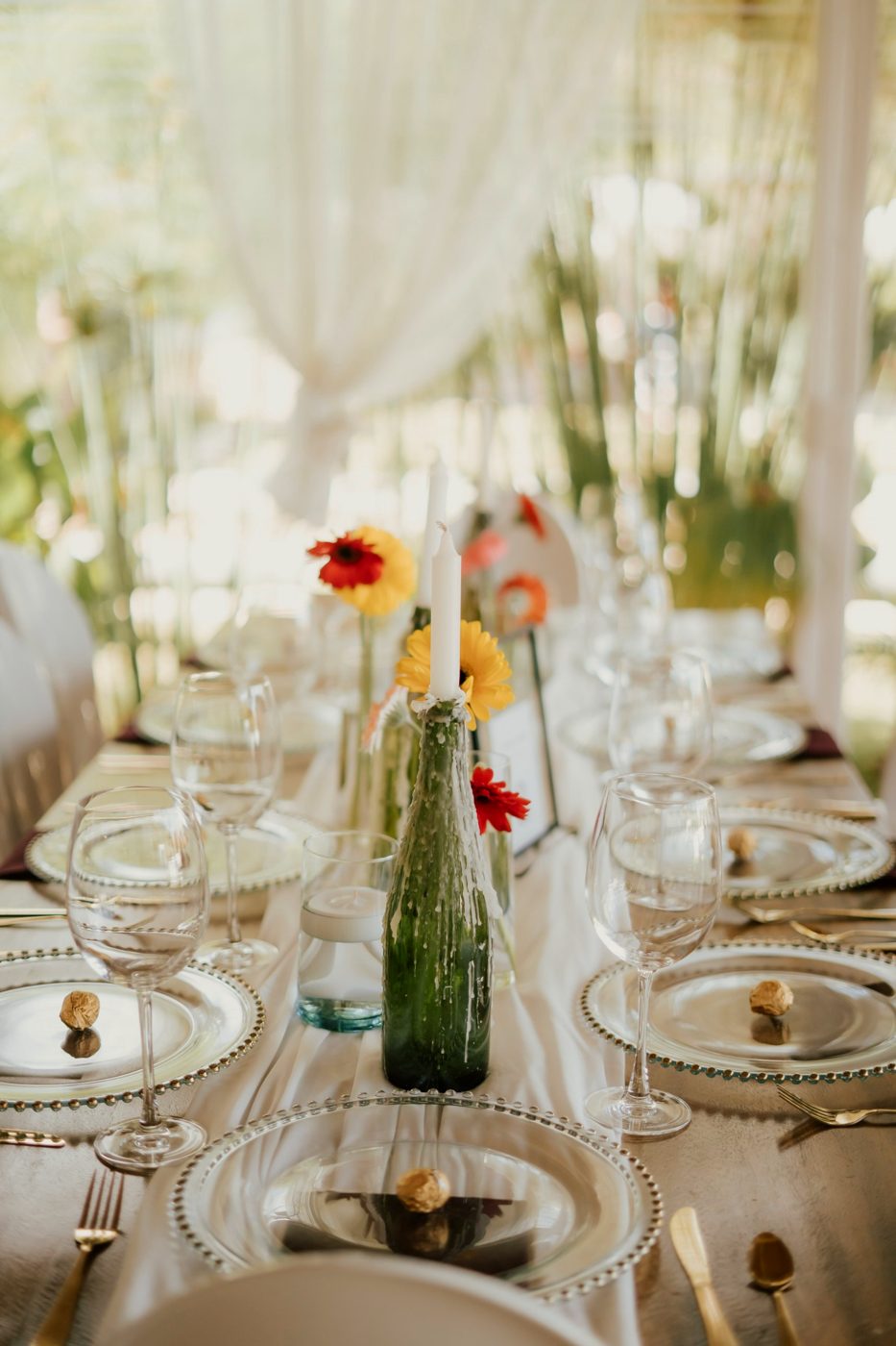 Detalle de una mesa con flores y vela