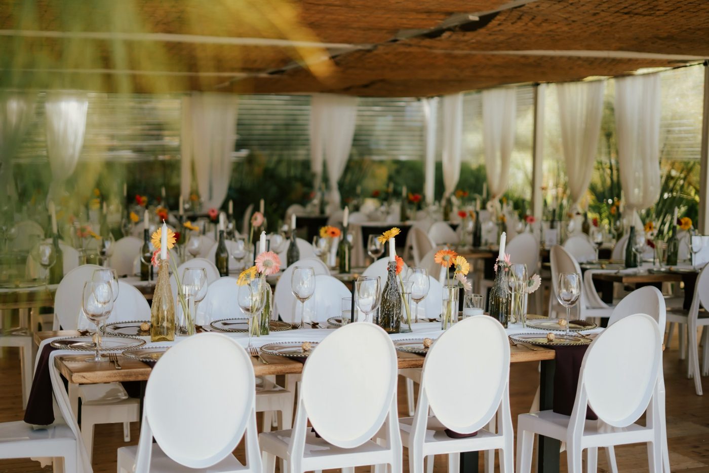 Mesas de la cena con flores y velas en el Nido