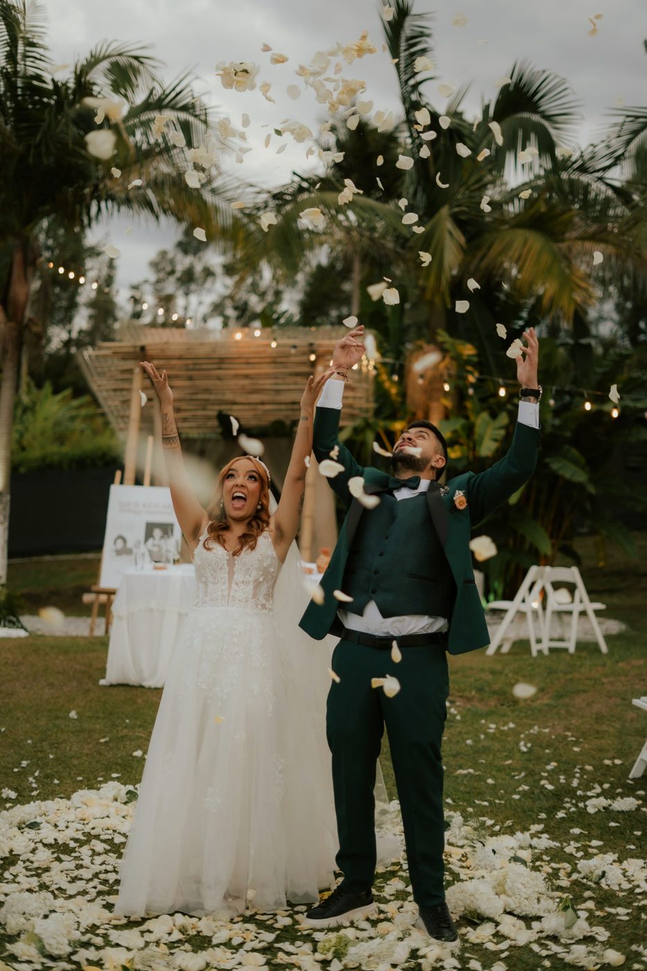 Novios lanzando pétalos después de la ceremonia