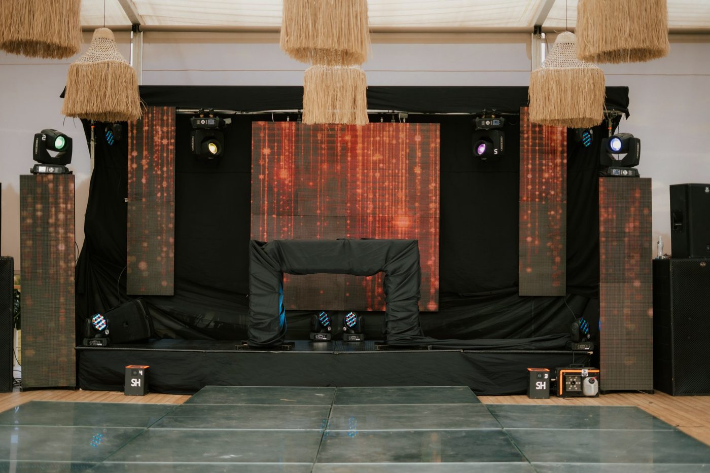 Tarima de DJ con luces en la Cumbre