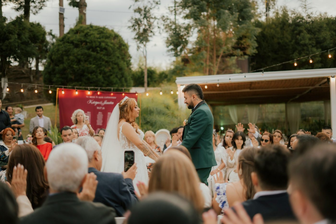 Votos de los novios rodeados de sus invitados