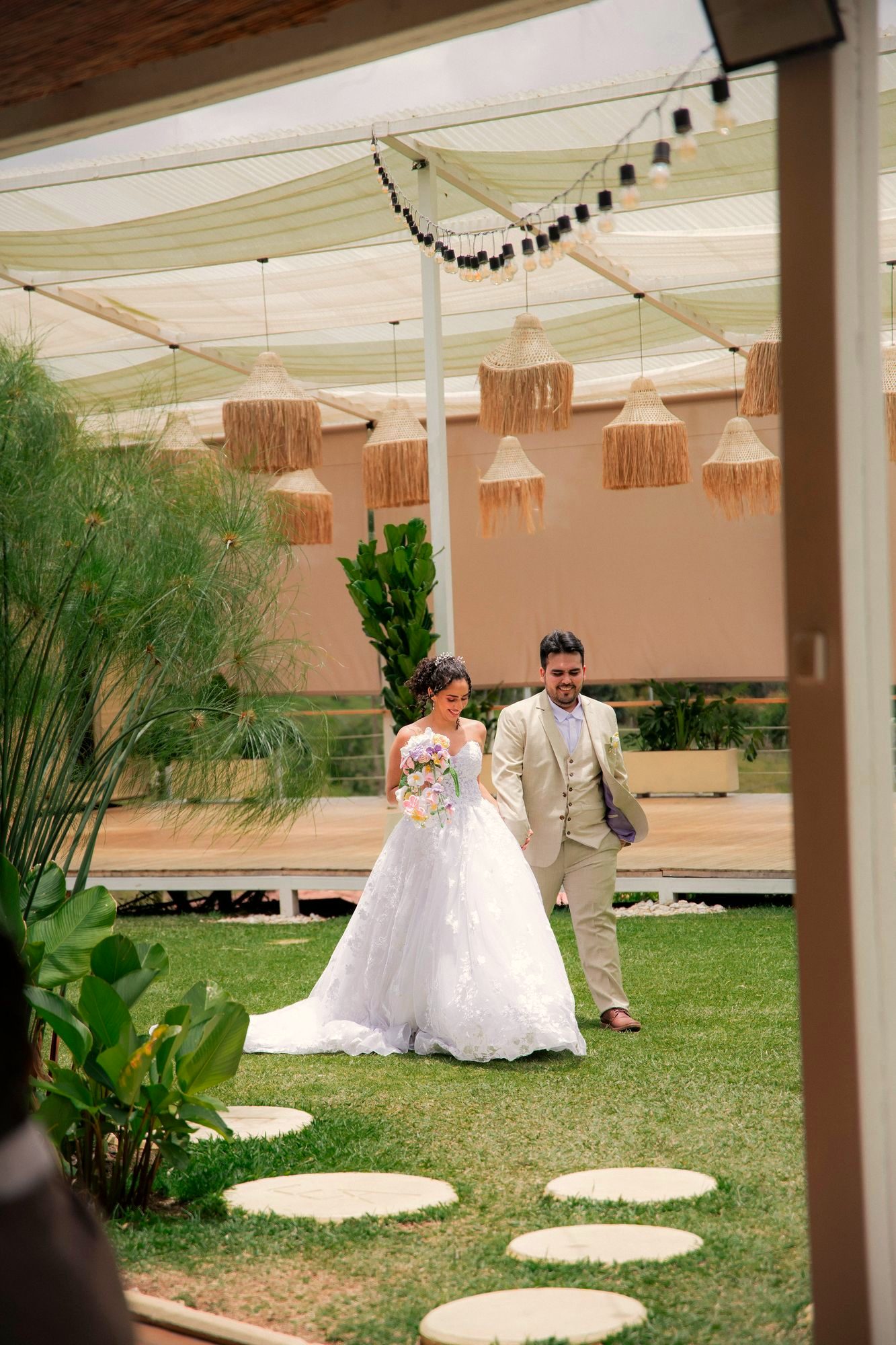 Novios caminando por el jardín