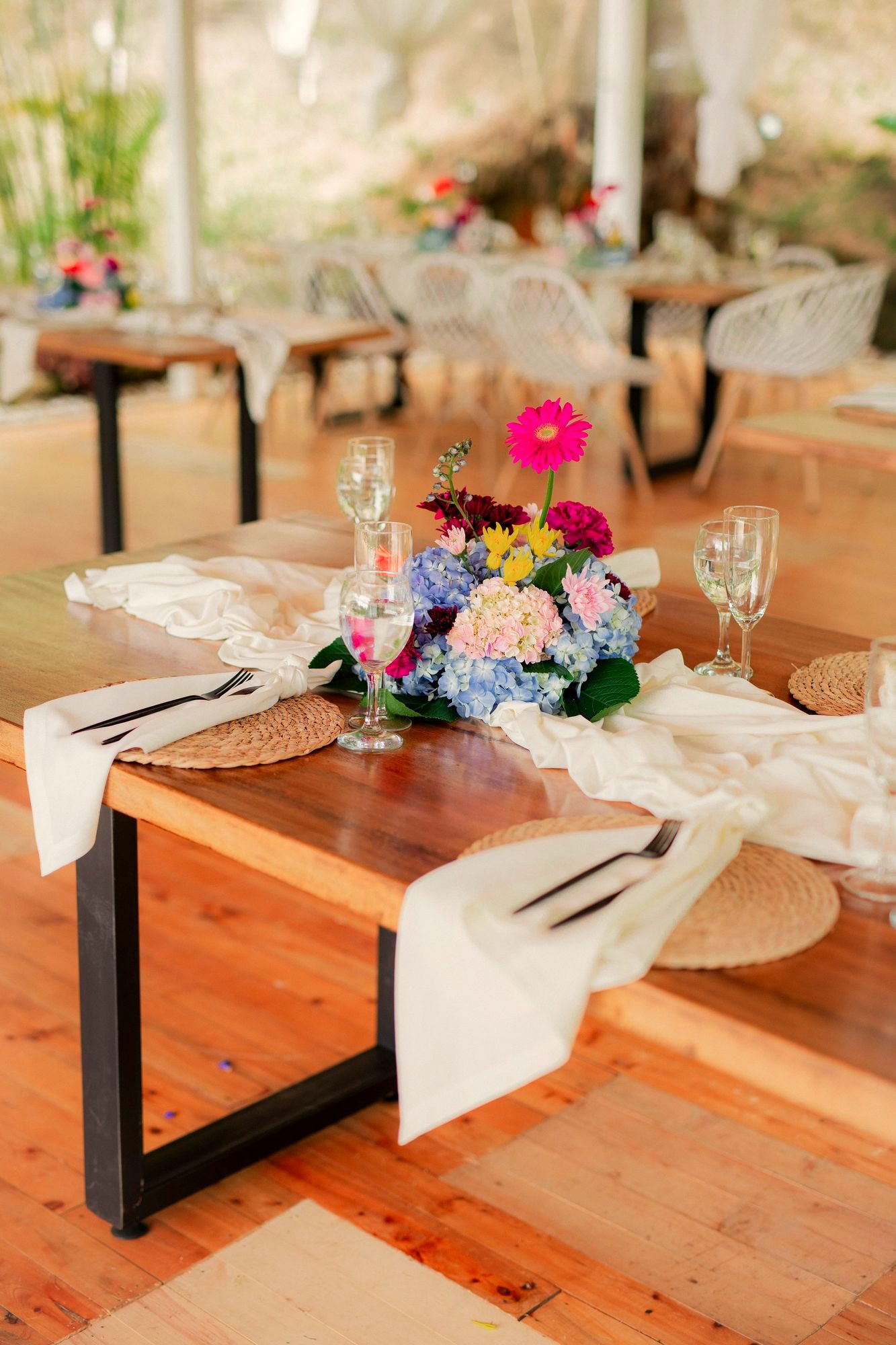 Detalle de una mesa con flores de colores