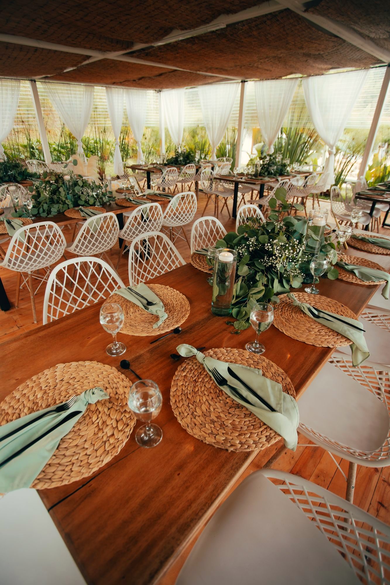 Mesas de la cena decoradas con flores