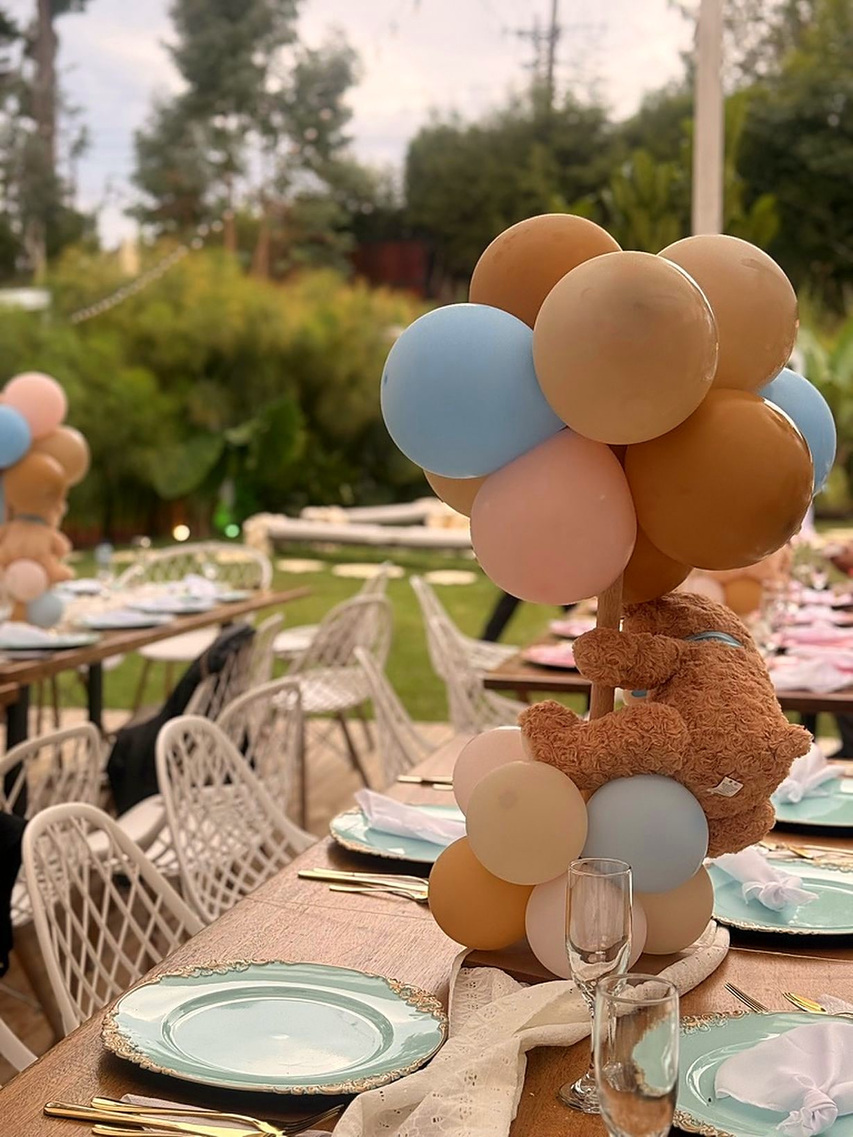 Mesa decorada para una revelación de género