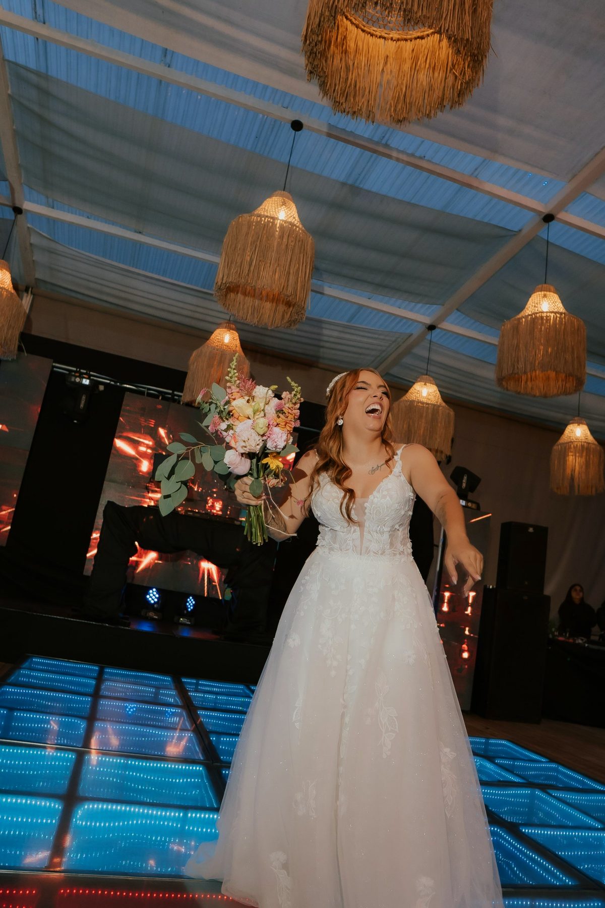 La novia con su ramo en la pista iluminada de la Cumbre